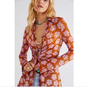 FREE PEOPLE lucky shirtee blouse  . Love it but I need a M . Wore it one time .